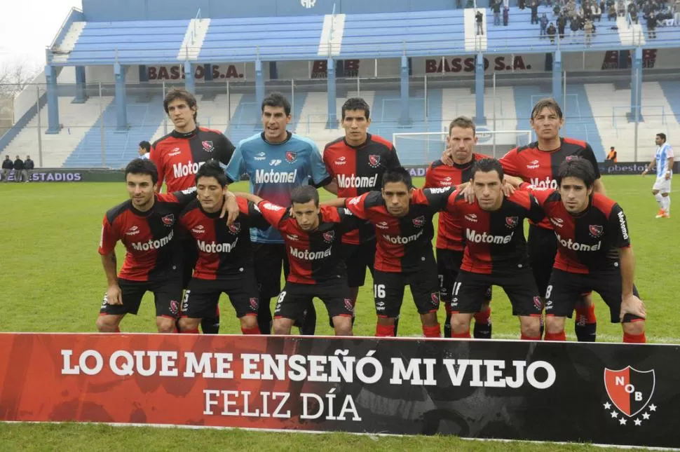 LA BASE SIEMPRE ESTUVO. El equipo base de Newell's consiguió los puntos necesarios para cosechar el título, pero tuvieron que esperar nada menos que tres días para poder festejar el campeonato. GENTILEZA FOTO DEL DIARIO LA CAPITAL DE ROSARIO