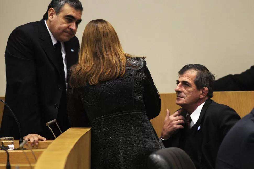 PLANTEO OPOSITOR. La edil Manzone intenta convencer a los peronistas Alfaro (de pie) y Cano de que sean modificados algunos puntos de la norma. LA GACETA / FOTO DE ANALÍA JARAMILLO