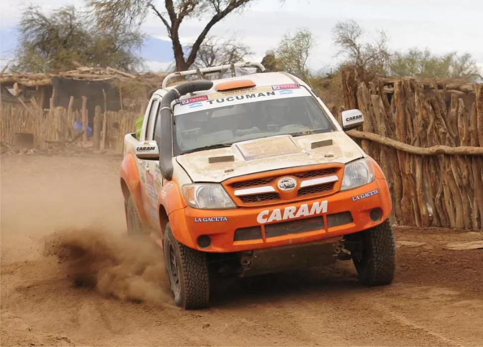 HICIERON LO QUE PUDIERON. Los hermanos Andrés y Miguel Reginato (h) atraviesan un caserío catamarqueño con la Toyota Hilux. Se mantienen en carrera. 