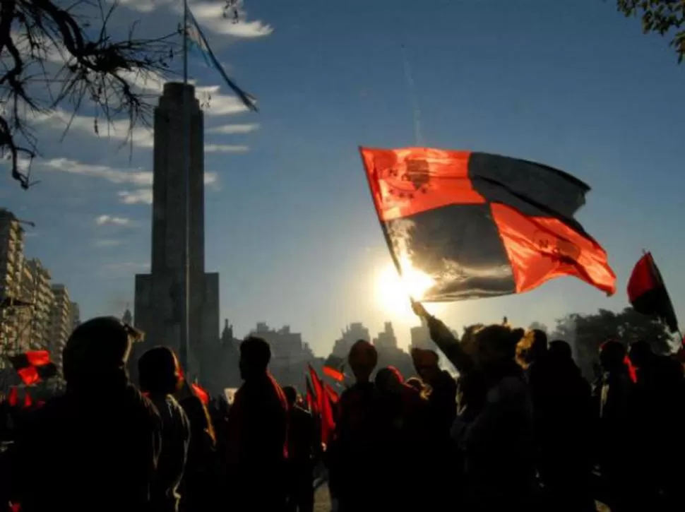 MONUMENTO AL FÚTBOL. En Rosario, los hinchas del campeón se congregaron en el monumento a la Bandera para festejar el título de un equipo que les regaló fútbol del bueno y figuras trascendentales. FOTO M. BUSTAMANTE TOMADA DE LACAPITAL.COM.AR