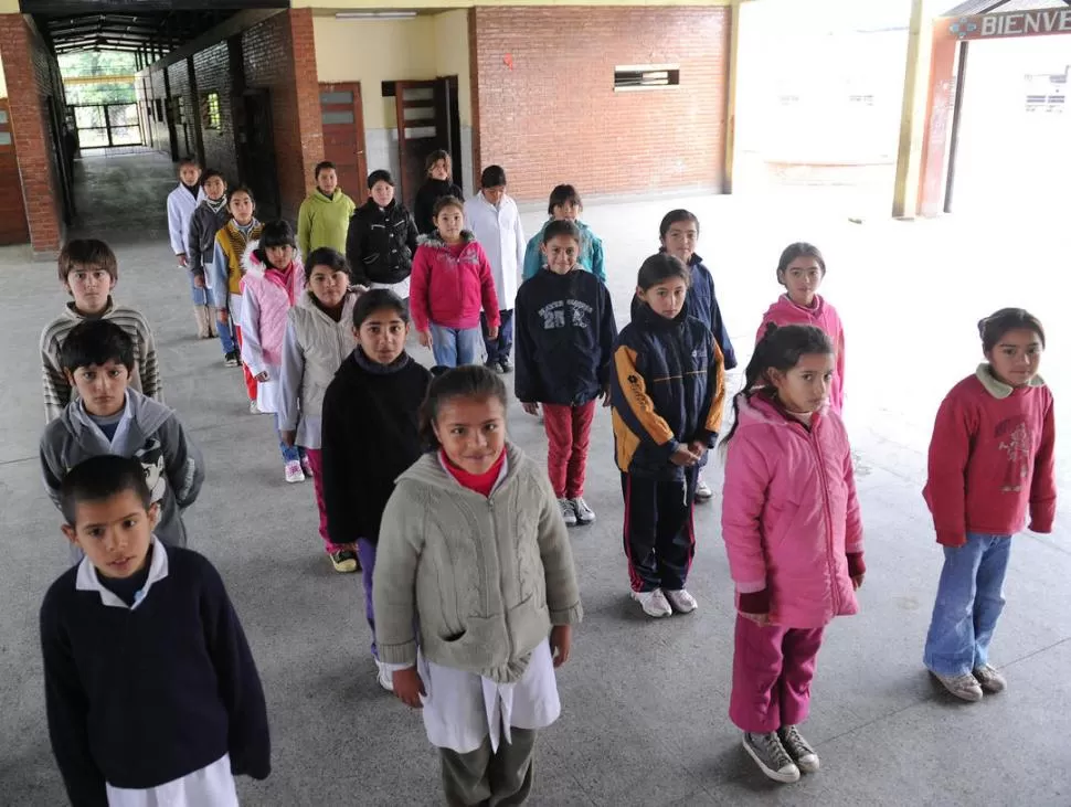 LISTOS. Los niños de cuarto grado de la escuela practicaron el desplazamiento que harán antes del momento de la promesa a la Bandera.  LA GACETA / FOTO DE HECTOR PERALTA 