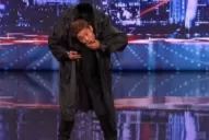 Sorprendente: baila y se saca la cabeza