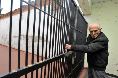 Se aferró al portón para defender a su familia y los ladrones lo acribillaron a tiros