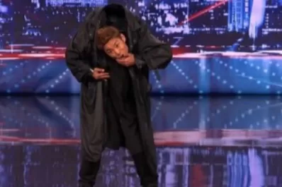 Sorprendente: baila y se saca la cabeza