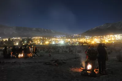 El sol desplegó sus alas tras una larga noche de ritos