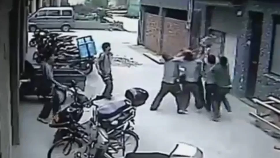 JUSTO A TIEMPO. Los hombres resolvieron en un instante el rescate de la niña. CAPTURA DE VIDEO