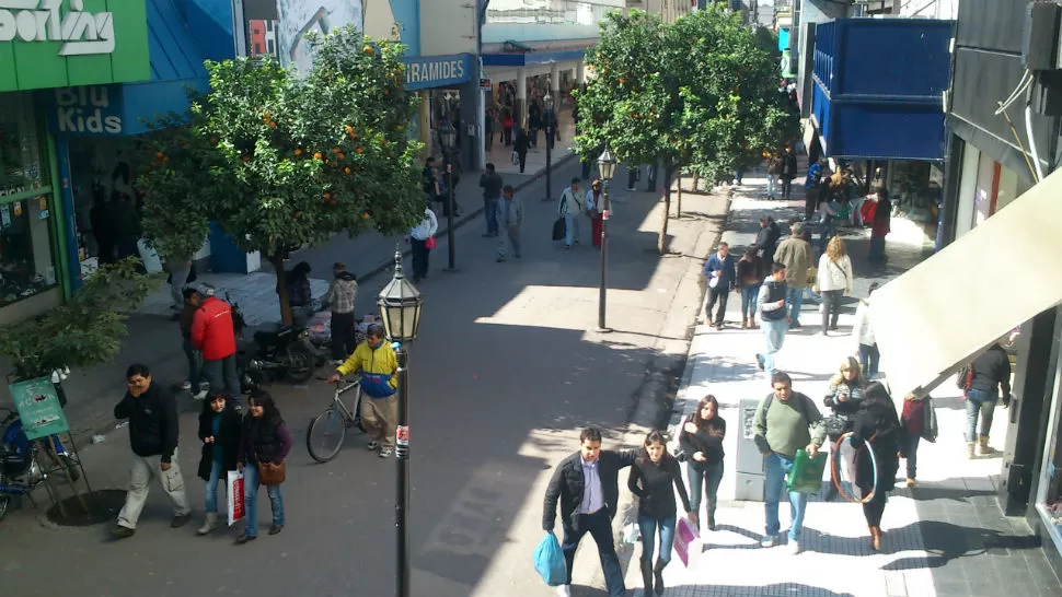 BAJO EL SOL. Los tucumanos disfrutaron del día en el centro. LA GACETA / JUAN ROVIRA