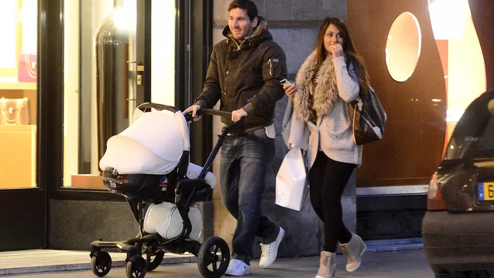 EN FAMILIA. Lionel, Antonella y Thiago, durante un paseo por París. FOTO TOMADA DE LEOMESSIFANSCLUB