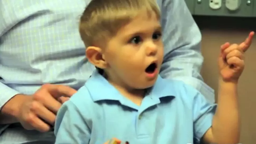 SORPRENDIDO. El pequeño abre su boca y señala para donde cree que proviene el sonido. CAPTURA DE VIDEO