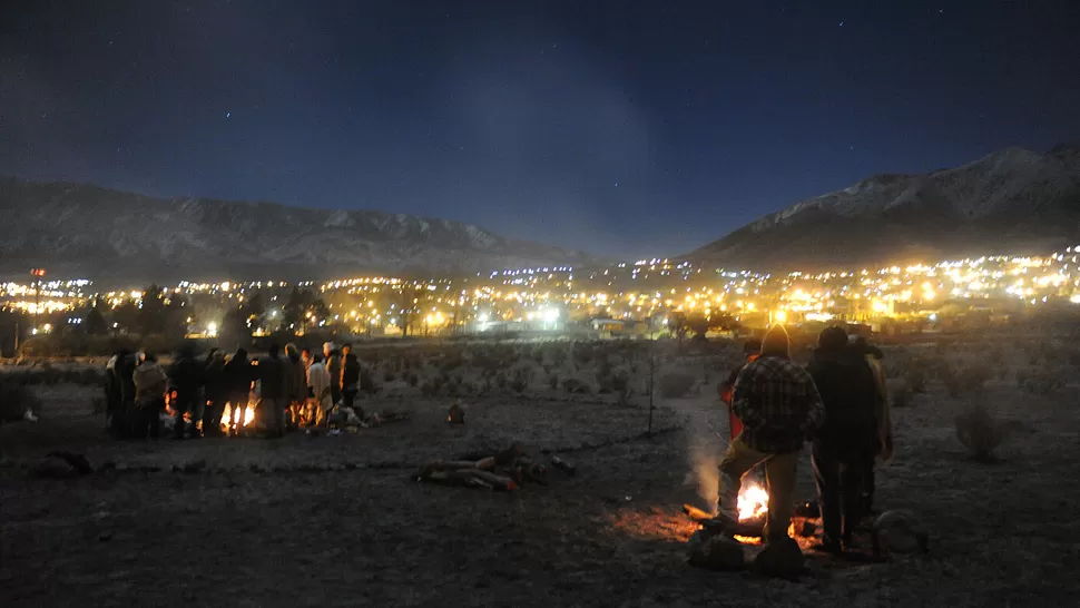 ANTES DEL AMANECER. En la reserva arqueológica del barrio Malvinas de Tafí del Valle se organizaron dos fogatas.LA GACETA / FOTOS DE OSVALDO RIPOLL 