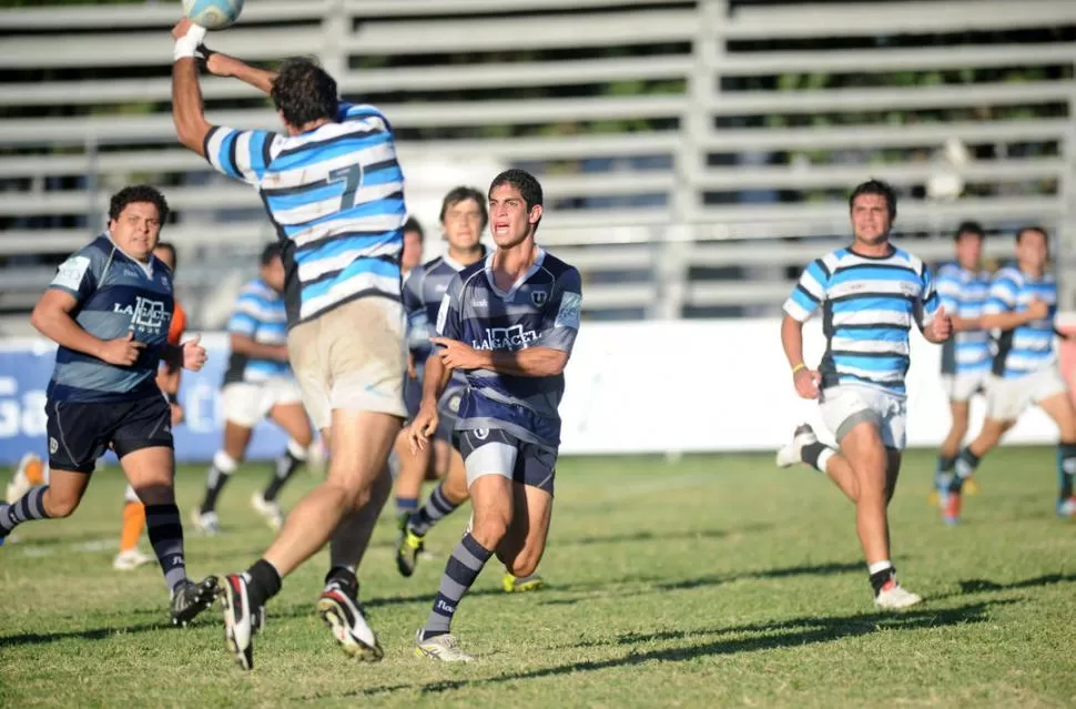 LEVANTAR LA PUNTERÍA. Universitario demolió a Tiro Federal, pero debe encontrar regularidad para llegar a la Copa de Oro. 