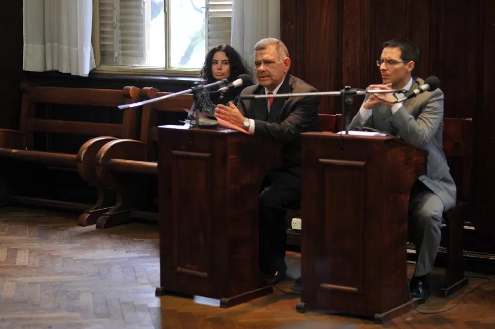 ACUSADA. Pellasio (de fondo) no aceptó retractarse durante la conciliación. LA GACETA / FOTO DE DIEGO ARAOZ