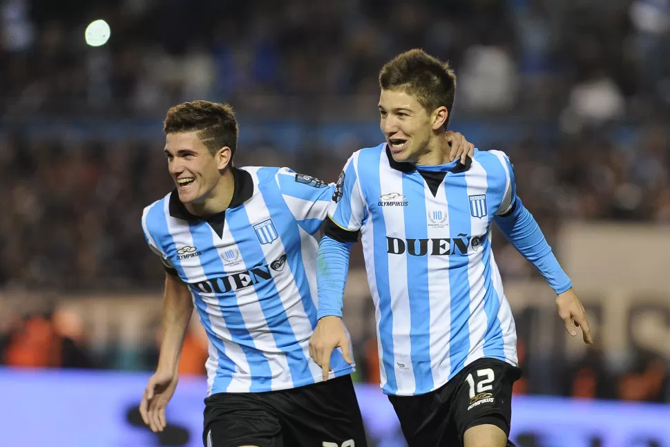 Y ASÍ EMPEZÓ LA FIESTA. Luciano Vietto festeja su gol, marcado desde los doce pasos, junto a Rodrigo de Paul. TELAM.