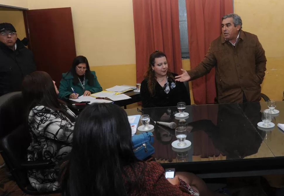 QUEJAS. Leguizamón, de pie, se defiende; Romina Humano lo escucha. LA GACETA / FOTO DE ANTONIO FERRONI