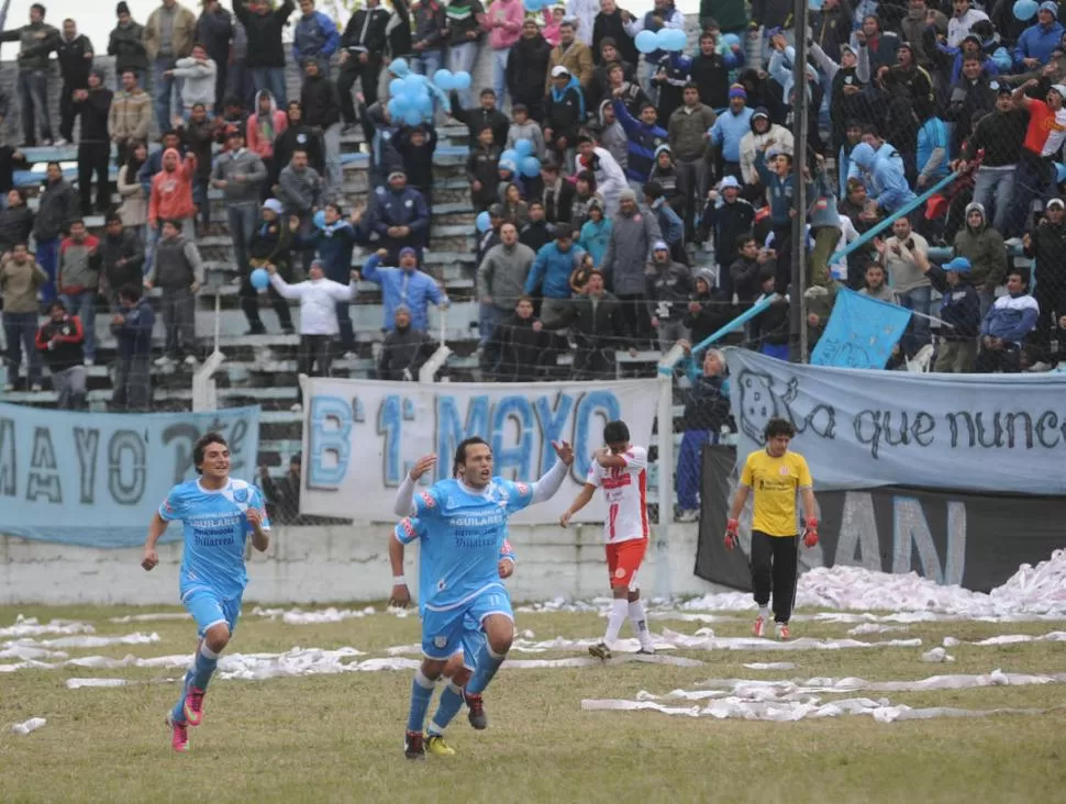 FESTEJO. Diego Pérez inicia la celebración del gol de Deportivo Aguilares. 