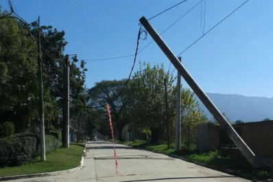 Un poste a punto de caer tiene en vilo a vecinos de Yerba Buena