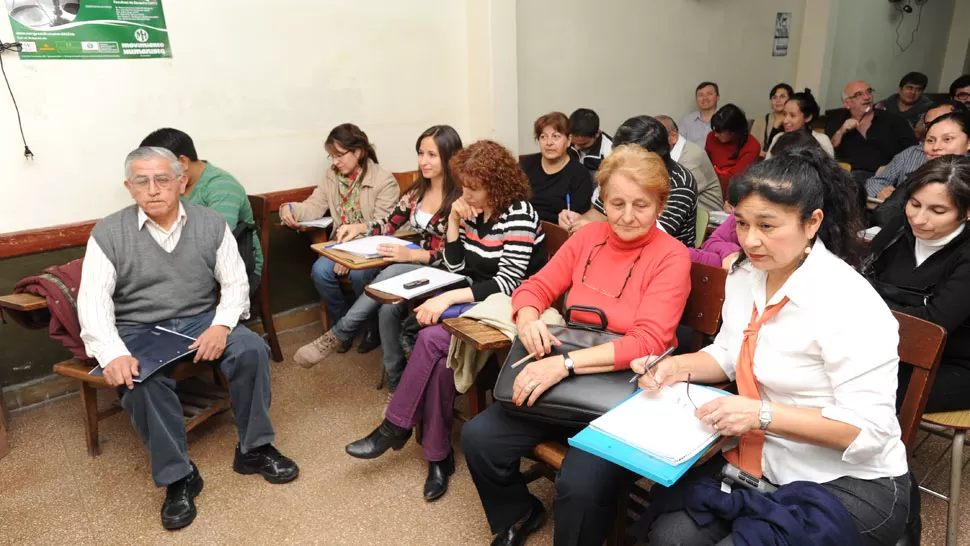 TURNO NOCHE. Alfonso Díaz, Gloria Pérez y Jesús Berrondo en la clase de Derechos Reales; no hay horario que los inhiba para asistir a la Facultad. LA GACETA / FOTO DE ENRIQUE GALINDEZ