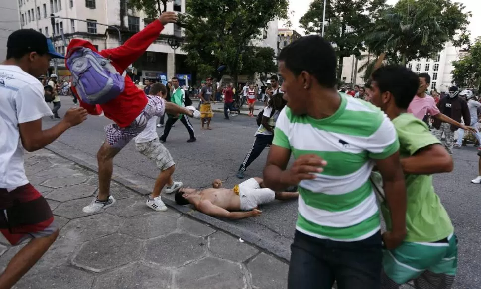 EN RECIFE. Manifestantes se enfrentan entre sí, tras las marcha realizada en esa ciudad norteña. Un grupo buscó impedir los ataques a propiedades. REUTERS