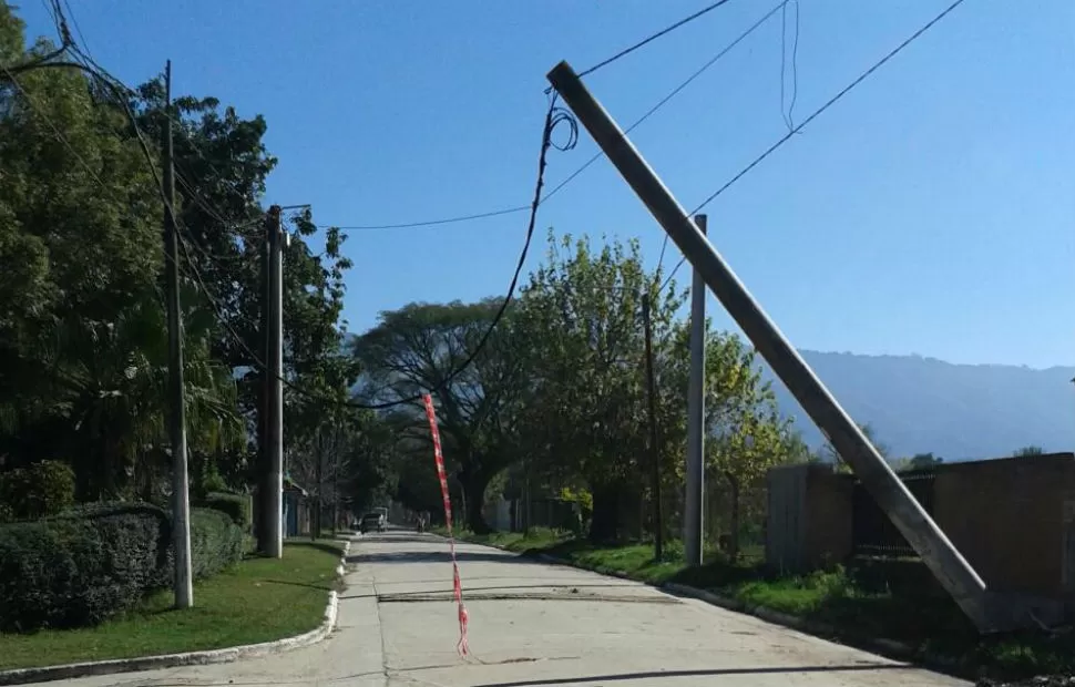 NADIE SE HACE CARGO. El poste apunta a una casa. FOTO GENTILEZA GONZALO QUEZADA