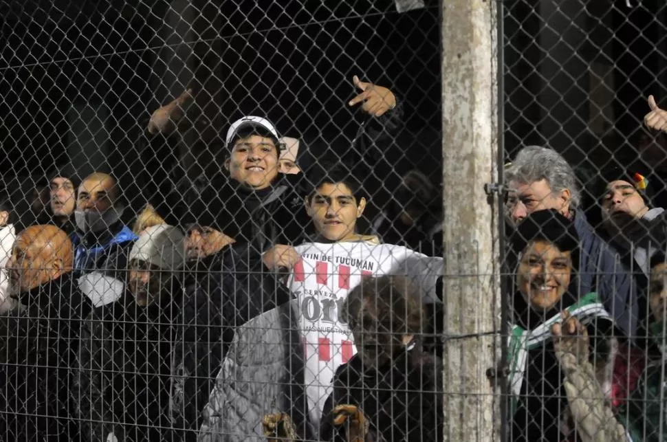 AL DESCUBIERTO. Algunos hinchas desplegaron los colores del santo en medio de la tribuna del estadio de San Francisco. Fueron los que pudieron burlar los controles para alentar al equipo de sus amores. 