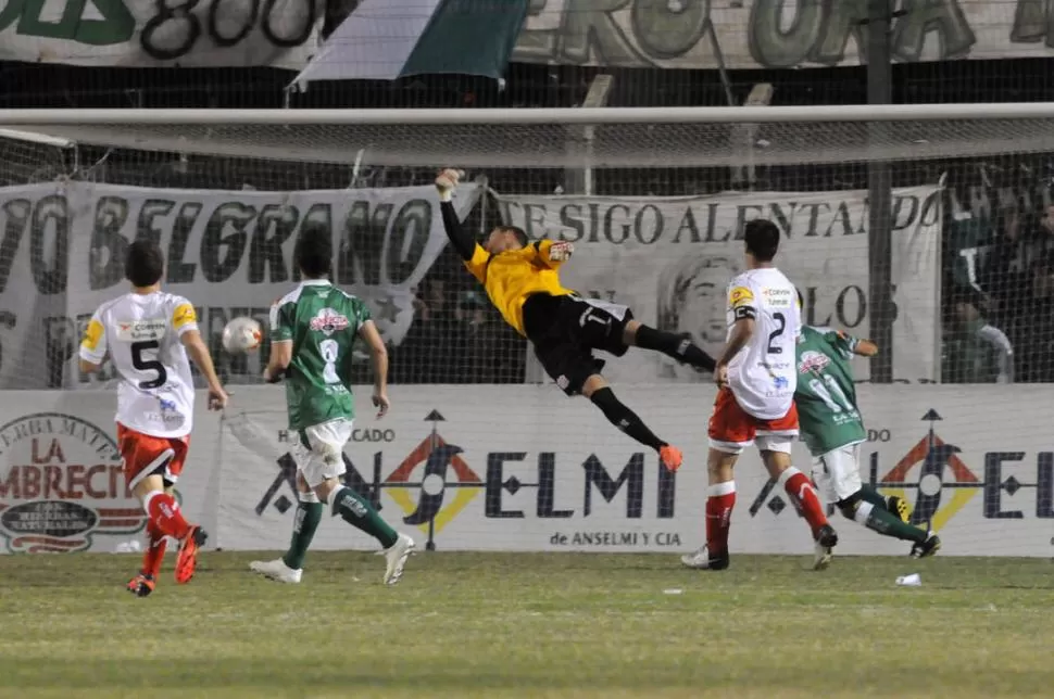 EL COMIENZO DEL FIN. Ojeda vuela pero no llega. El envío de Barrionuevo se metió detrás del arquero y puso en ventaja a los cordobeses que con ese gol comenzaban a asegurar la clasificación. 