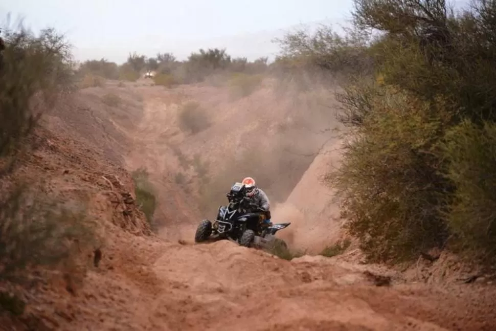 NADA LO DETIENE. Miguel Reginato logró llegar a San Juan a buen ritmo a bordo de su cuatriciclo Yamaha Raptor. Hoy buscará más. 