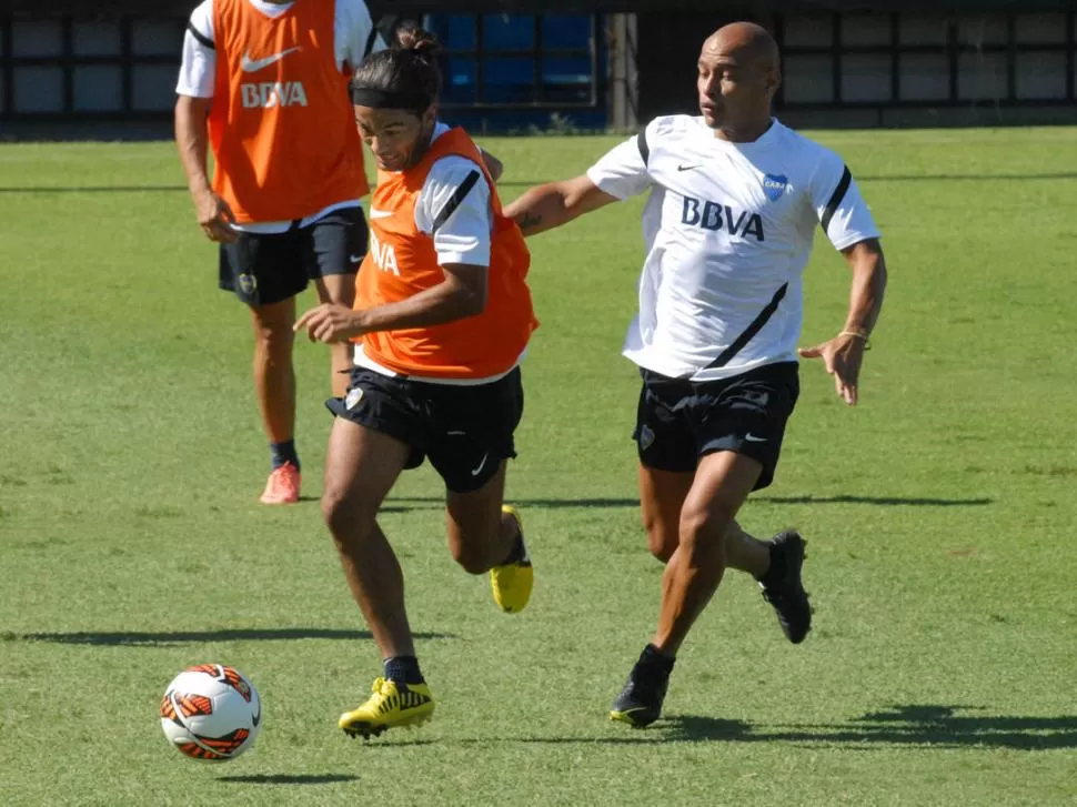 UNO QUIERE, EL OTRO NO. Erviti (izquierda), expresó sus ganas de irse. Clemente, en cambio, espera renovar en Boca. 