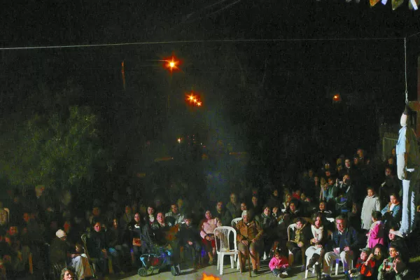 La hoguera y las brasas calentarán los pies y la noche