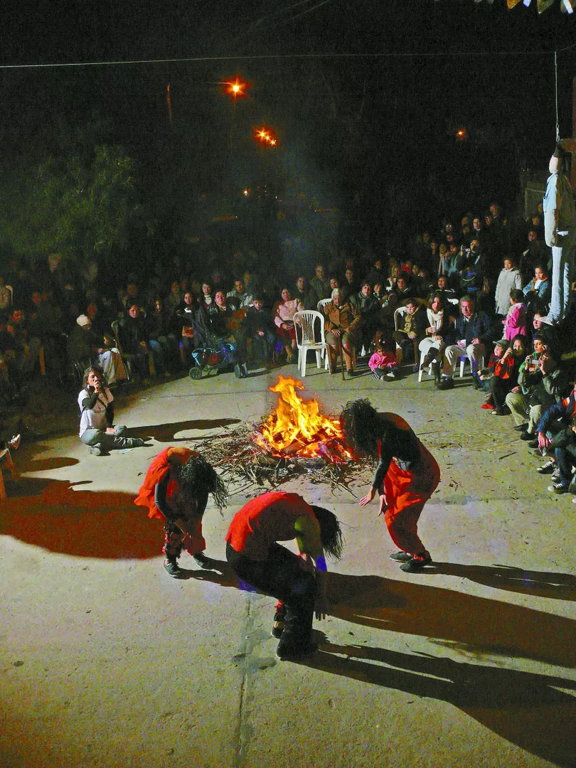 FUEGO VIVO. La danza es uno de muchos números en Villa Urquiza. LA GACETA / FOTO DE FRANCO GUEVARA