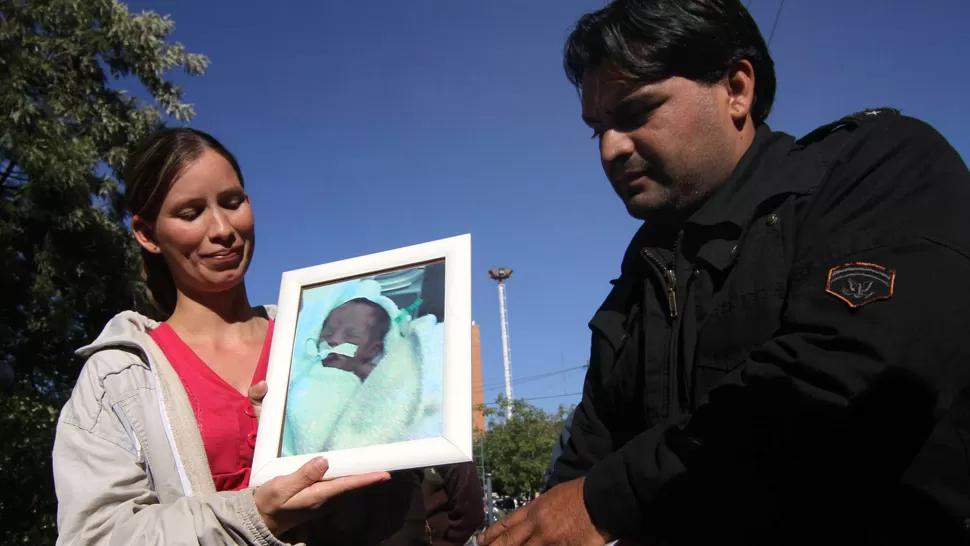 PREOCUPADOS. Los papás de la niña fueron los que descubrieron que estaba viva en la morgue de Chaco. ARCHIVO TELAM