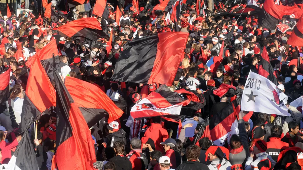 ROJO Y NEGRO. Los hinchas rosarinos tendrán su fiesta en el Parque de la Independencia. ARCHIVO TELAM