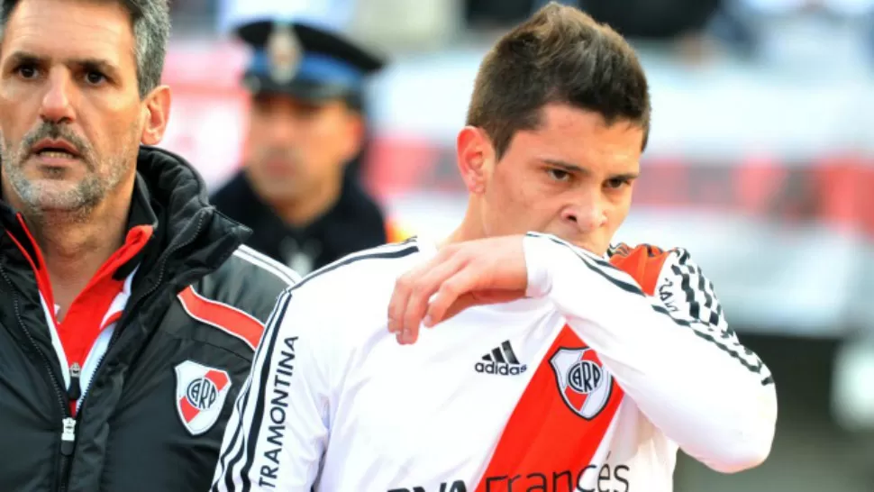 DESPEDIDA POLEMICA. Iturbe, de 20 años, anotó el tercer gol de River Plate, a los 46 minutos del segundo tiempo fue expulsado por el árbitro Germán Delfino y luego escoltado por la policía ante los insultos de los futbolistas visitantes.