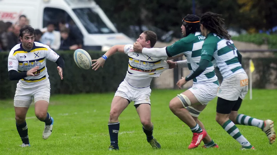 AL ATAQUE. Marcos Rossi logra cederle la pelota a Nicolás Cipulli ante la marca salteña. Fueron dos de las figuras en la victoria de los benjamines sobre la U de Salta, por 32 a 25. FOTO LA GACETA / ANALIA JARAMILLO