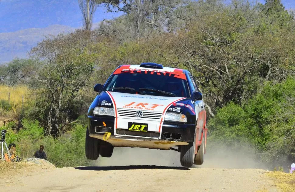 GRAN VENTAJA. Adrián Assaf le lleva más de 3' de diferencia a su escolta en la clase A-7. El monterizo maneja un VW Polo. 