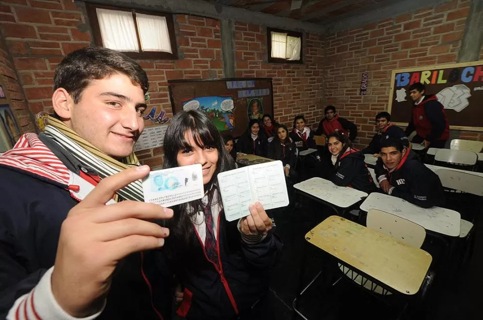 LISTOS. La mayoría de los alumnos de 6° año de la escuela de Educación Integral Sarmiento (Alberdi) renovó el DNI, por lo que podrá votar en los comicios. LA GACETA / FOTOS DE OSVALDO RIPOLL  