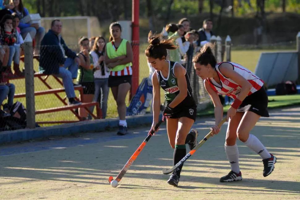 CON BOCHA DOMINADA. Solange Le Forte, de Tucumán Rugby, trata de escapar de la marca de Pamela Chinellato. Las verdinegras ganaron y volvieron a la cima. 