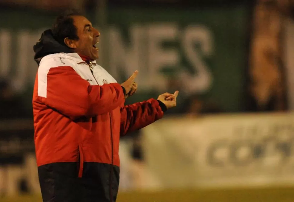 DT FULL TIME. Al costado de la línea de cal y durante el día a día, Carlos Roldán se convirtió en la voz de experiencia para un equipo al que colmó de jugadores del club y levantó anímicamente al final del torneo. 