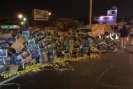 Un camión cargado con limones tucumanos volcó en Capital Federal