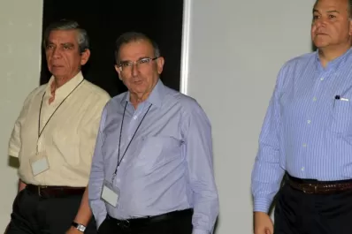 La oposición compró aviones de guerra para atacar el país