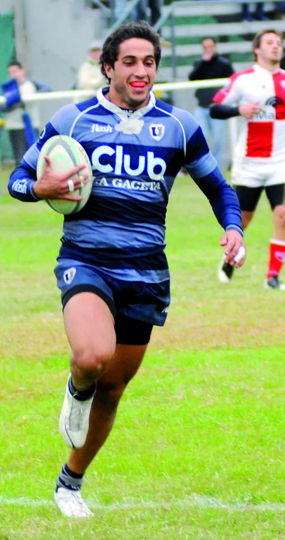 UNA SONRISA DE TRY. Juan Rodríguez entra al ingoal como Juan por su casa para apoyar. El wing aportó 17 puntos.  