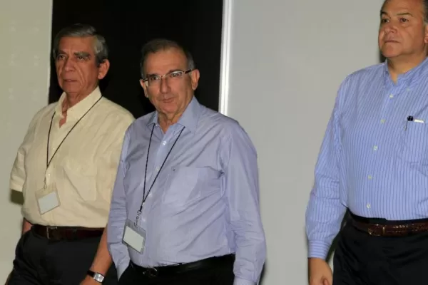 La oposición compró aviones de guerra para atacar el país