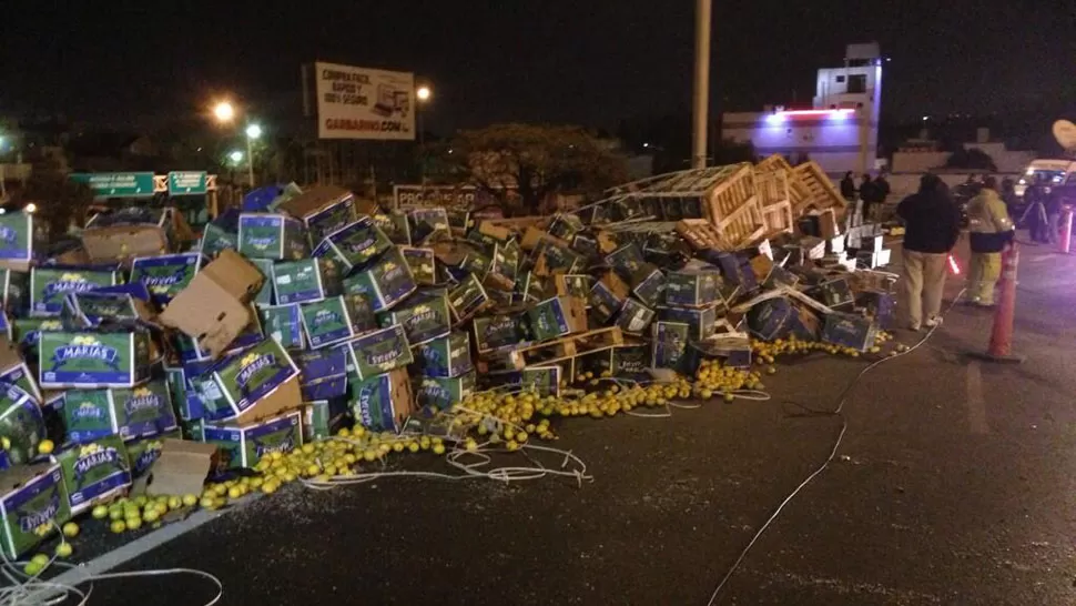 CALZADA AGRIA. El cargamento bloqueó al menos un carril de la Panamericana. FOTO TOMADA DE TWITTER / @MACEDELLISOLA