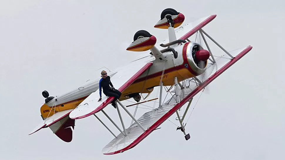 ARRIESGADA. Jane Wicker sobre la nave, segundos antes de su muerte. FOTO TOMADA DE DAILYMAIL.COM