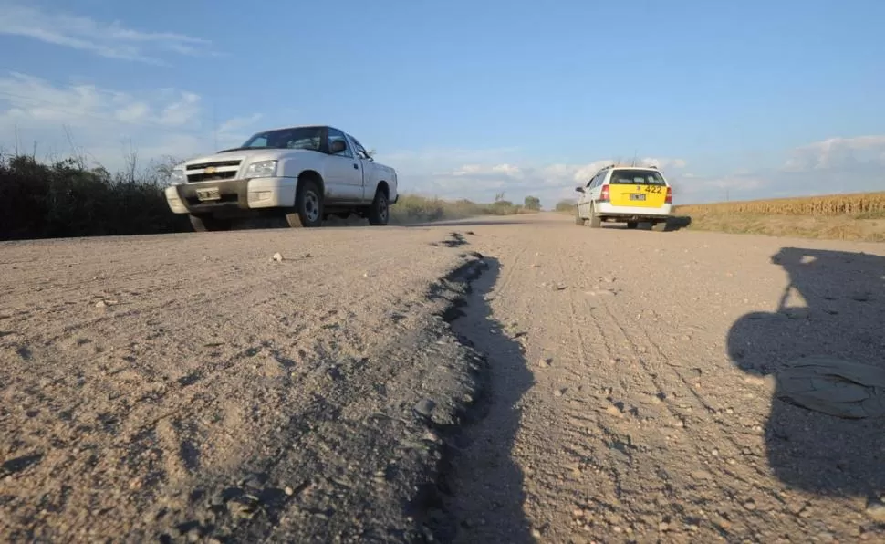 DESTRUCCIÓN. El pavimento fue arrasado progresivamente por las lluvias y en la actualidad son mayores los tramos de ripio que de pavimento. LA GACETA / FOTOS DE OSVALDO RIPOLL