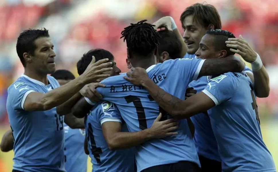 ABRAZO DE GOL. Todos los charrúas saludan a Hernández, artillero por 4. 