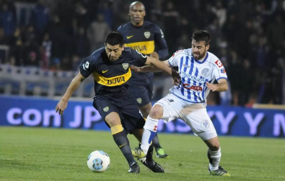 CONDICIONADO. Riquelme acusó un golpe al inicio del partido que lo redujo físicamente. La lesión lo dejó preocupado. 