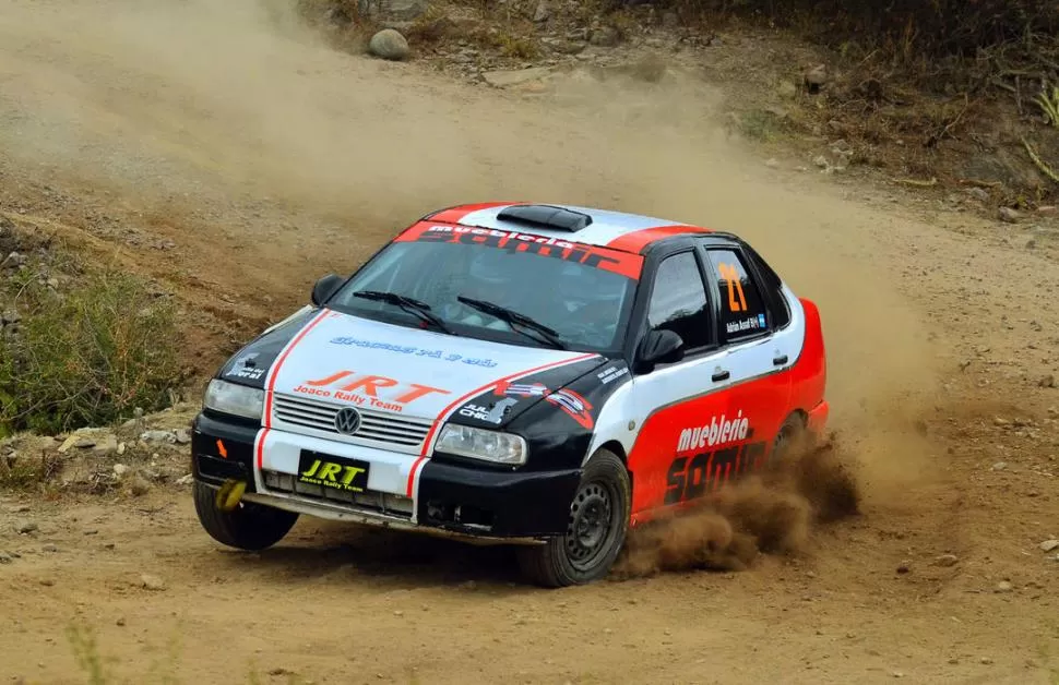 DE PUNTA A PUNTA. El VW Polo de Adrián Assaf, en plena aceleración. 