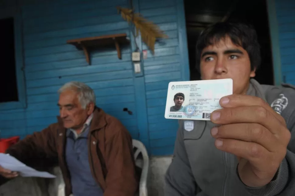 IDENTIDAD COMPARTIDA. Miguel Bulacio tiene 18 años y, según el padrón electoral, el mismo Documento Nacional de Identidad que una joven de Chaco. LA GACETA / FOTO DE FRANCO VERA 