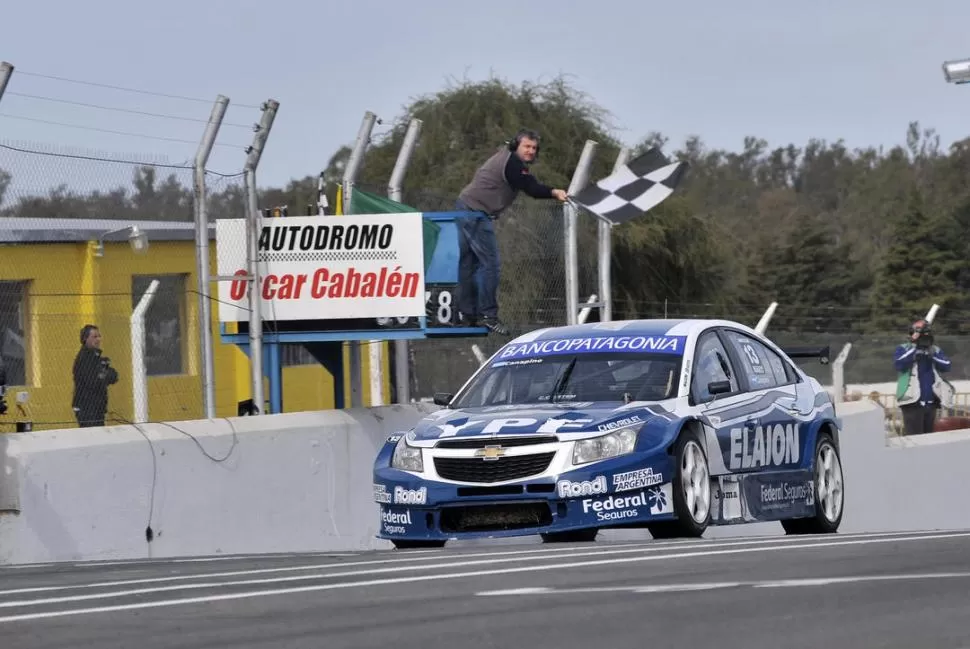 EN LA META. Cae la bandera a cuadros para Agustín Canapino y su Chevrolet Cruze. El arrecifeño logró su primer triunfo en diez presentaciones en la categoría. 