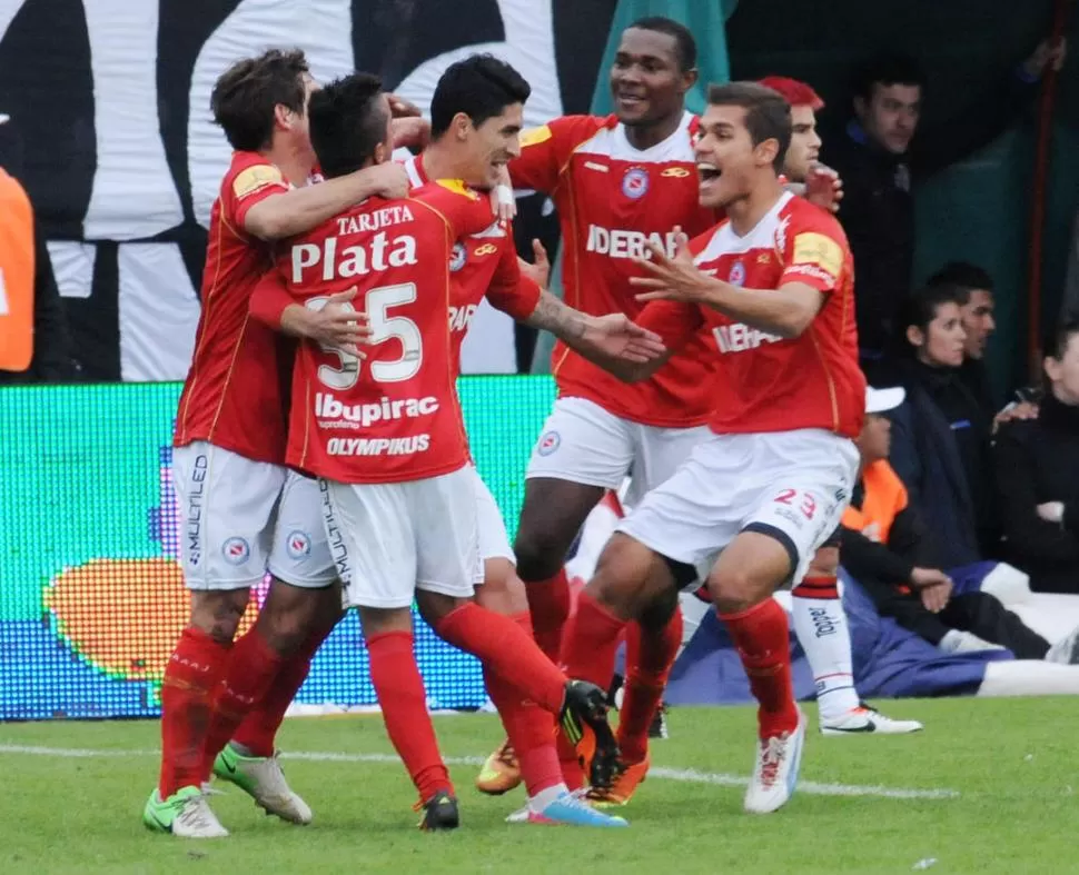 TODOS CON PABLITO. Anangonó y los pibes de Argentinos abrazan a Hernández, que entró en el segundo tiempo y marcó el tanto de la victoria y la salvación. 